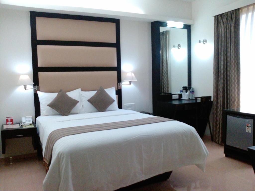 Pattom Royal Hotel Thiruvananthapuram Ngoại thất bức ảnh
