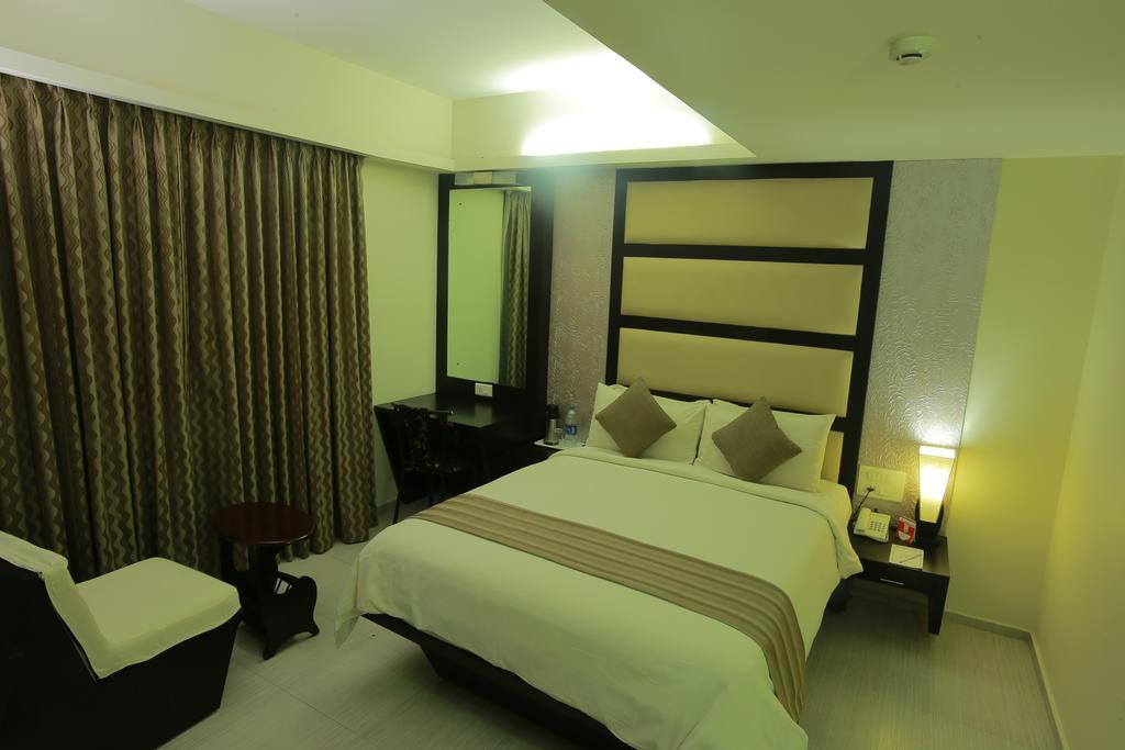 Pattom Royal Hotel Thiruvananthapuram Phòng bức ảnh