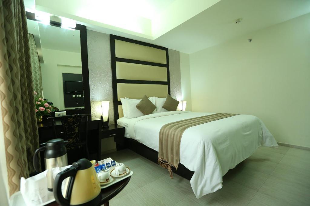 Pattom Royal Hotel Thiruvananthapuram Ngoại thất bức ảnh