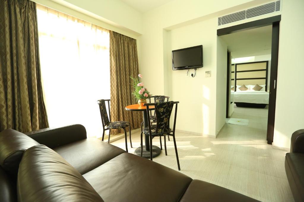 Pattom Royal Hotel Thiruvananthapuram Ngoại thất bức ảnh